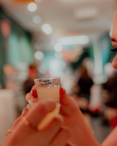 Vaso de chupito puro y humeante