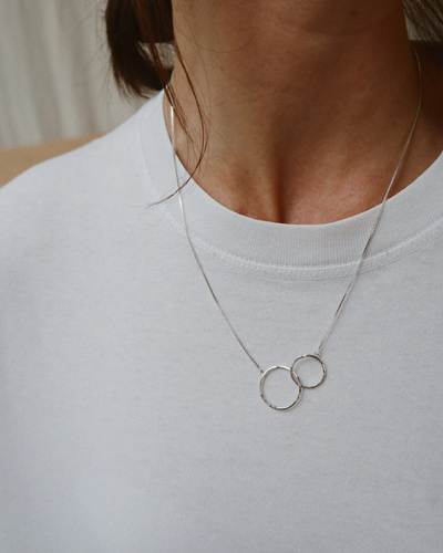 elska circle silver necklace