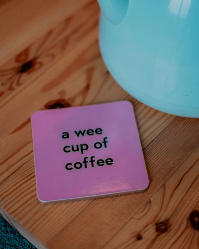 Una pequeña taza de café posavasos
