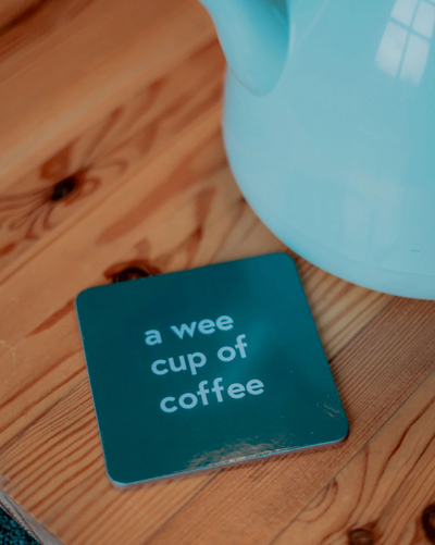 Una pequeña taza de café posavasos